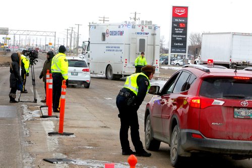 BORIS MINKEVICH / WINNIPEG FREE PRESS
An active RCMP Checkstop at Highway 1 West at the Headingley weigh scales this morning. Media were invited to attend. Dec. 7, 2017