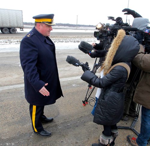 BORIS MINKEVICH / WINNIPEG FREE PRESS
An active RCMP Checkstop at Highway 1 West at the Headingley weigh scales this morning. Media were invited to attend. Inspector Ed Moreland, Officer in Charge of Traffic Services, talks to media. Dec. 7, 2017