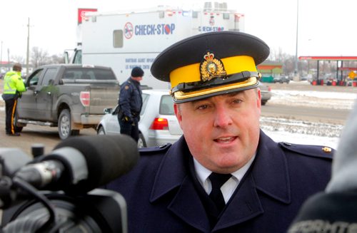 BORIS MINKEVICH / WINNIPEG FREE PRESS
An active RCMP Checkstop at Highway 1 West at the Headingley weigh scales this morning. Media were invited to attend. Inspector Ed Moreland, Officer in Charge of Traffic Services, talks to media. Dec. 7, 2017