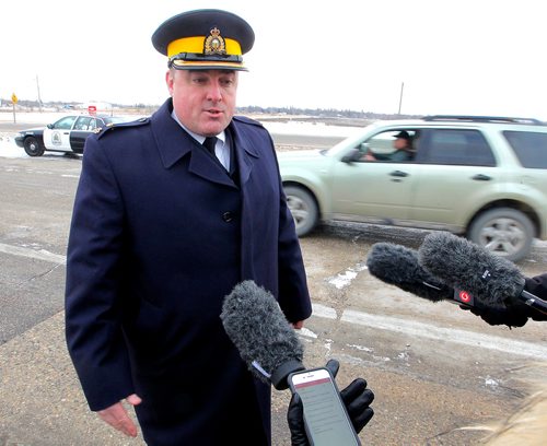 BORIS MINKEVICH / WINNIPEG FREE PRESS
An active RCMP Checkstop at Highway 1 West at the Headingley weigh scales this morning. Media were invited to attend. Inspector Ed Moreland, Officer in Charge of Traffic Services, talks to media. Dec. 7, 2017