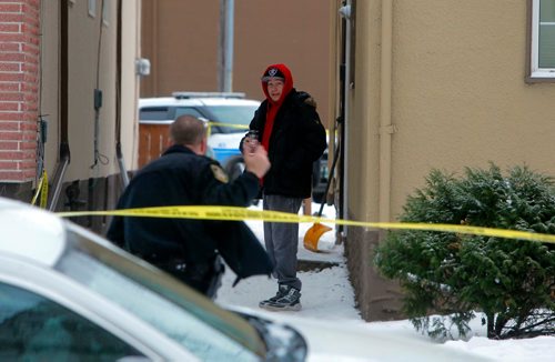 BORIS MINKEVICH / WINNIPEG FREE PRESS
Police scurry to check out a guy that jumped the police line at shooting scene at 481 Charles St. where police shooting occurred. Police were controlling people who lived in the 4 plex going in and out. Dec. 12, 2017