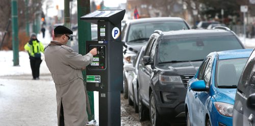 WAYNE GLOWACKI / WINNIPEG FREE PRESS

A motorist pays at the parking meter station along William Ave. near the HSC.  For story on the  proposed street parking rate increase.   Maggie Macintosh  story Dec. 12  2017