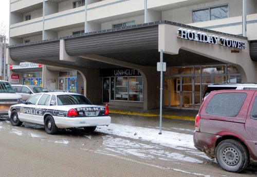 BORIS MINKEVICH / WINNIPEG FREE PRESS
Police outside Holiday Towers at 160 Hargrave. Police say one man, one woman was taken to hospital in stable condition. Winnipeg police say two people are in hospital after a man was shot inside a downtown apartment building early Thursday morning. Dec. 14, 2017