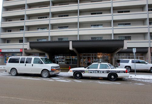 BORIS MINKEVICH / WINNIPEG FREE PRESS
Police outside Holiday Towers at 160 Hargrave. Police say one man, one woman was taken to hospital in stable condition. Winnipeg police say two people are in hospital after a man was shot inside a downtown apartment building early Thursday morning. Dec. 14, 2017