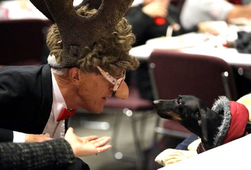 JASON HALSTEAD / WINNIPEG FREE PRESS

Event emcee Al Simmons gets to nose-to-nose with a wary dog at the West End Cultural Centre's annual holiday dinner and concert on Dec. 6, 2017. (See Social Page)