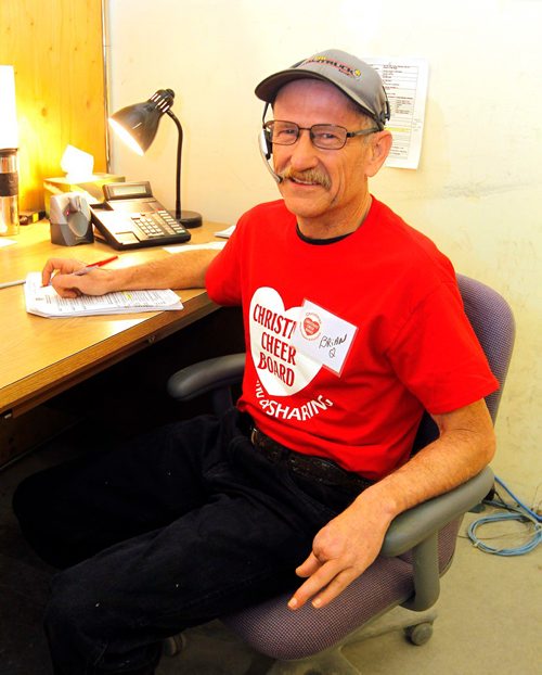 BORIS MINKEVICH / WINNIPEG FREE PRESS
Brian Quail is a volunteer with the Christmas Cheer Board as a switchboard operator. Here he poses at the CCB at his desk. VOLUNTEER COLUMN. Dec. 15, 2017