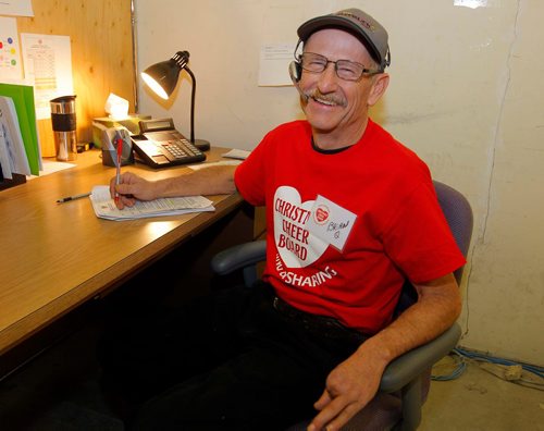 BORIS MINKEVICH / WINNIPEG FREE PRESS
Brian Quail is a volunteer with the Christmas Cheer Board as a switchboard operator. Here he poses at the CCB at his desk. VOLUNTEER COLUMN. Dec. 15, 2017