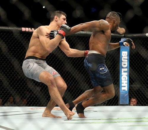 TREVOR HAGAN / WINNIPEG FREE PRESS
Alessio Di Chirico, left, defeats Oluwale Bamgbose during their middleweight at UFC on Fox 26 at Bell MTS Place, Saturday, December 16, 2017.