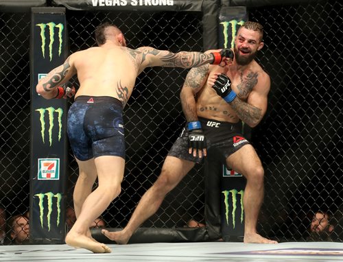 TREVOR HAGAN / WINNIPEG FREE PRESS
Santiago Ponzinibbio, left, defeats Mike Perry during their welterweight bout at UFC on Fox 26 at Bell MTS Place, Saturday, December 16, 2017.