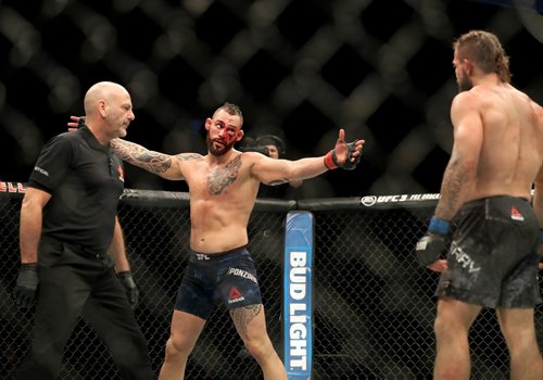 TREVOR HAGAN / WINNIPEG FREE PRESS
Santiago Ponzinibbio, left, defeats Mike Perry during their welterweight bout at UFC on Fox 26 at Bell MTS Place, Saturday, December 16, 2017.