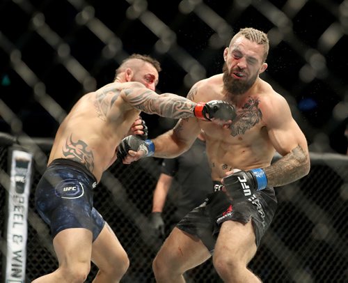 TREVOR HAGAN / WINNIPEG FREE PRESS
Santiago Ponzinibbio, left, defeats Mike Perry during their welterweight bout at UFC on Fox 26 at Bell MTS Place, Saturday, December 16, 2017.