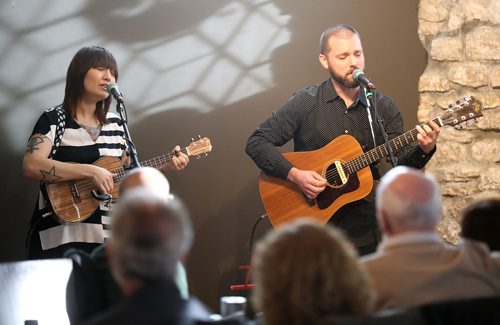 TREVOR HAGAN / WINNIPEG FREE PRESS
Nation of Two, Jessee Havey and Nathaniel Good, performing during the Sunday Brunch Collective at the Kitchen Sync, Sunday, December 17, 2017.