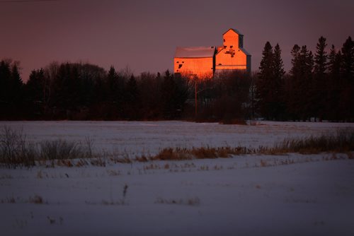 TREVOR HAGAN / WINNIPEG FREE PRESSSunrise reflects off an old grain tower near Libau, Manitoba, Sunday, December 17, 2017.