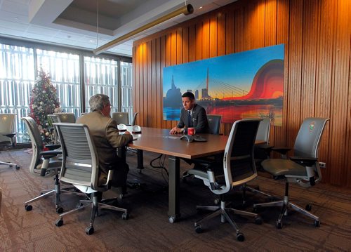 BORIS MINKEVICH / WINNIPEG FREE PRESS
City of Winnipeg Mayor Brian Bowman gets interviewed by Aldo Santin in his office at City Hall. ALDO SANTIN STORY Dec. 19, 2017