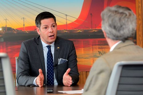 BORIS MINKEVICH / WINNIPEG FREE PRESS
City of Winnipeg Mayor Brian Bowman gets interviewed by Aldo Santin in his office at City Hall. ALDO SANTIN STORY Dec. 19, 2017