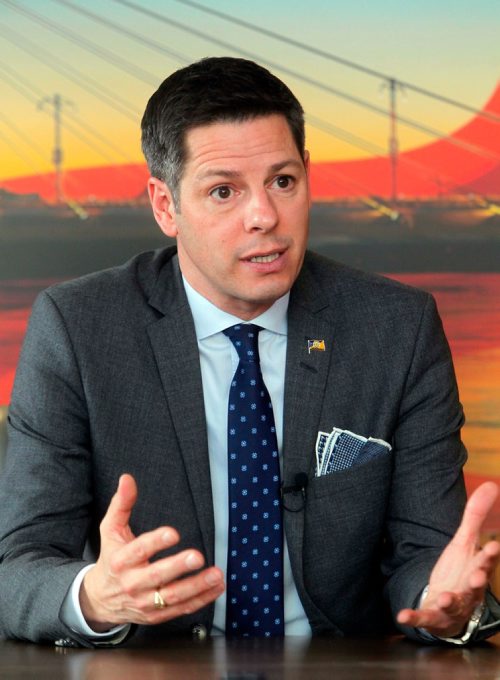 BORIS MINKEVICH / WINNIPEG FREE PRESS
City of Winnipeg Mayor Brian Bowman gets interviewed by Aldo Santin in his office at City Hall. ALDO SANTIN STORY Dec. 19, 2017