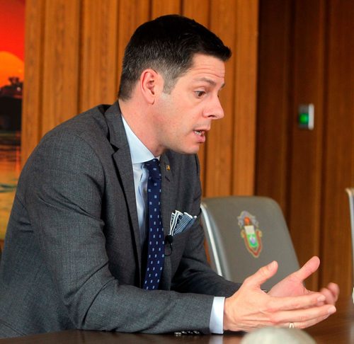 BORIS MINKEVICH / WINNIPEG FREE PRESS
City of Winnipeg Mayor Brian Bowman gets interviewed by Aldo Santin in his office at City Hall. ALDO SANTIN STORY Dec. 19, 2017