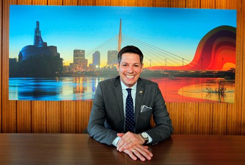 BORIS MINKEVICH / WINNIPEG FREE PRESS
City of Winnipeg Mayor Brian Bowman gets interviewed by Aldo Santin in his office at City Hall. ALDO SANTIN STORY Dec. 19, 2017