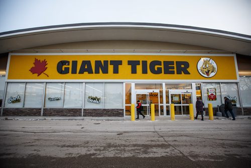 MIKE DEAL / WINNIPEG FREE PRESS 
Inside one of Winnipeg's newest discount retailer stores, the Giant Tiger at 1441 Main Street. Giant Tiger and other discount retailers are seeing growth while other mid-market stores like Sears are closing down or closing locations.
171220 - Wednesday, December 20, 2017.