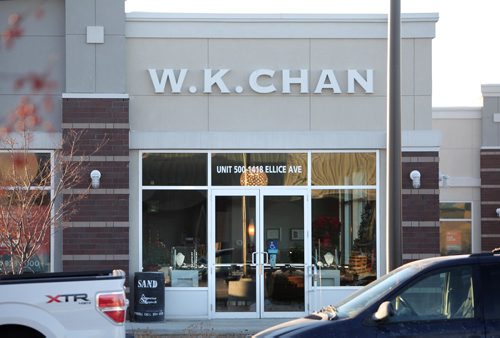 RUTH BONNEVILLE / WINNIPEG FREE PRESS

Biz:  Outside shot of W.K. Chan Jewellers at 1418 Ellice still open under creditor protection.  
See Martin Cash story. 



Dec 21, 2017
