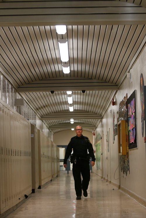 WAYNE GLOWACKI / WINNIPEG FREE PRESS 

Winnipeg Police Const. Garnie McIntyre is the school resource officer at Hugh John Macdonald School. Nick Martin ¤ story Dec. 21  2017