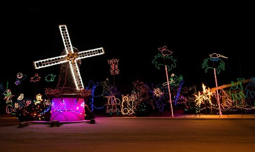 Arbo Greenhouse's holiday light show shines bright along St Annes Rd Thursday evening. Dec. 21, 2017 Mike Sudoma / Winnipeg Free Press