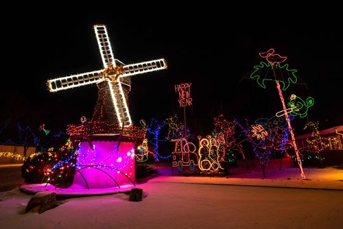 Arbo Greenhouse's holiday light show shines bright along St Annes Rd Thursday evening. Dec. 21, 2017 Mike Sudoma / Winnipeg Free Press