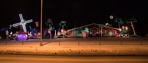 Arbo Greenhouse's holiday light show shines bright along St Annes Rd Thursday evening. Dec. 21, 2017 Mike Sudoma / Winnipeg Free Press