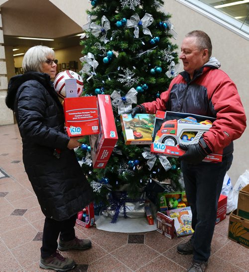 MIKE DEAL / WINNIPEG FREE PRESS
Linda Grayston and Bob Worboys, volunteers with the Christmas Cheer Board drop by the Winnipeg Free Press to pick up presents donated to the Miracle on Mountain charity. The unwrapped toys will be put into hampers for Christmas.
171222 - Friday, December 22, 2017.