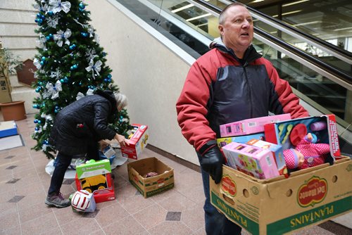 MIKE DEAL / WINNIPEG FREE PRESS
Linda Grayston and Bob Worboys, volunteers with the Christmas Cheer Board drop by the Winnipeg Free Press to pick up presents donated to the Miracle on Mountain charity. The unwrapped toys will be put into hampers for Christmas.
171222 - Friday, December 22, 2017.