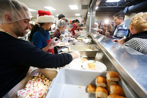 JOHN WOODS / WINNIPEG FREE PRESS
Volunteers serve Christmas meals to the guests at Siloam Mission Sunday, December 24, 2017.