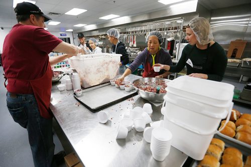JOHN WOODS / WINNIPEG FREE PRESS
Volunteers prepare a Christmas meal for the guests at Siloam Mission Sunday, December 24, 2017.