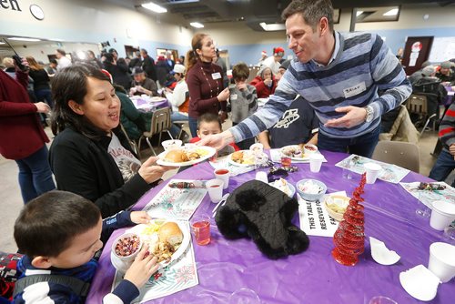 JOHN WOODS / WINNIPEG FREE PRESS
Mayor Brian Bowman and his family serve Christmas meals to the guests at Siloam Mission Sunday, December 24, 2017.