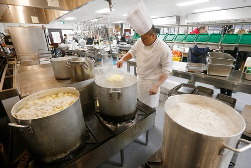 JOHN WOODS / WINNIPEG FREE PRESS
Volunteer chef Rain Regalado prepares a Christmas meal for the guests at Siloam Mission Sunday, December 24, 2017.