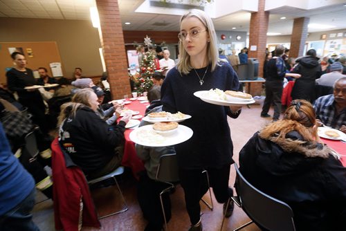 JOHN WOODS / WINNIPEG FREE PRESS
Sophie Wynne of Shaarey Zedek Synagogue joined West Broadway Community Ministry to serve over 100 people at its annual Christmas Lunch at Crossways in Common Monday, December 25, 2017.