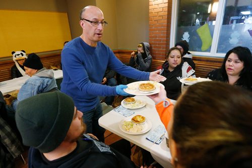 JOHN WOODS / WINNIPEG FREE PRESS
Jeff Morry of Shaarey Zedek Synagogue joined West Broadway Community Ministry to serve over 100 people at its annual Christmas Lunch at Crossways in Common Monday, December 25, 2017.