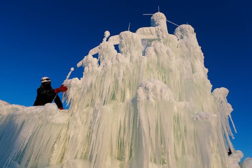 JOHN WOODS / WINNIPEG FREE PRESS
Ice crew member Jeff Yaremko works on the Ice Castle at the Forks Tuesday, December 26, 2017. Management says they plan on opening in January, but people can check their website ice castles.com or their social media for updates.