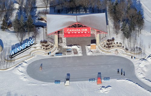 TREVOR HAGAN / WINNIPEG FREE PRESS
Skating rink at The Forks, in front of the Winnipeg Sign, Wednesday, December 27, 2017.