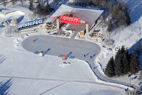 TREVOR HAGAN / WINNIPEG FREE PRESS
Skating rink at The Forks, in front of the Winnipeg Sign, Wednesday, December 27, 2017.