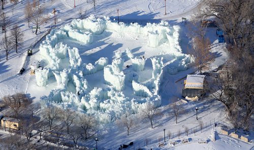 TREVOR HAGAN / WINNIPEG FREE PRESS
Worker at the Ice Castle at The Forks, Wednesday, December 27, 2017.