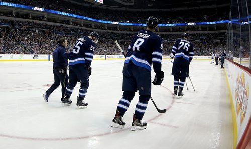 TREVOR HAGAN / WINNIPEG FREE PRESS
Winnipeg Jets' Mark Scheifele (55) is helped off the ice after being injured while playing against the Edmonton Oilers' during second period NHL hockey action, Wednesday, December 27, 2017.