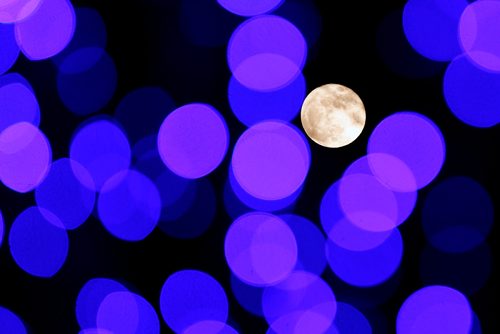 JOHN WOODS / WINNIPEG FREE PRESS
The moon seen through Christmas lights at the Forks Tuesday, January 2, 2018.