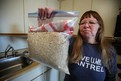 MIKE DEAL / WINNIPEG FREE PRESS
Barby Neumann has twice in last year opened a pack of Quaker Oats to find it crawling with tiny grain beetles.
180104 - Thursday, January 04, 2018.