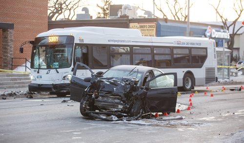 MIKE DEAL / WINNIPEG FREE PRESS
A car and a Winnipeg Transit bus sit on Osborne Street after the bus collided with the car early Friday morning between Brandon and Carlaw avenues.
180105 - Friday, January 05, 2018.