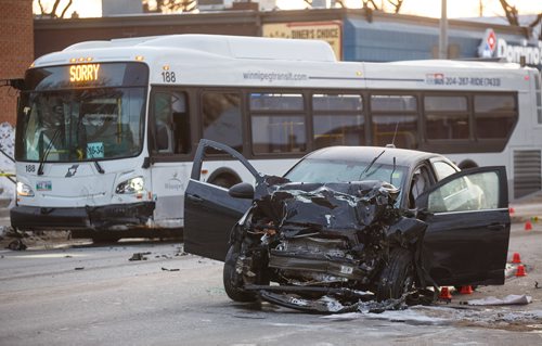 MIKE DEAL / WINNIPEG FREE PRESS
A car and a Winnipeg Transit bus sit on Osborne Street after the bus collided with the car early Friday morning between Brandon and Carlaw avenues.
180105 - Friday, January 05, 2018.