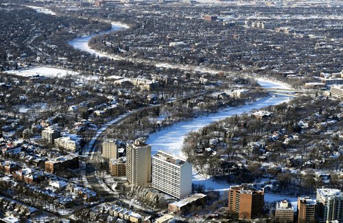 TREVOR HAGAN / WINNIPEG FREE PRESS
Assiniboine River, Wednesday, December 27, 2017.