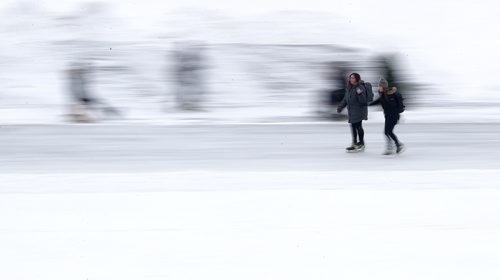 TREVOR HAGAN / WINNIPEG FREE PRESS
People skate on the River Trail on the Assiniboine River near The Forks, Sunday, January 7, 2018.