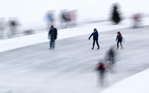 TREVOR HAGAN / WINNIPEG FREE PRESS
People skate on the River Trail on the Assiniboine River near The Forks, Sunday, January 7, 2018.