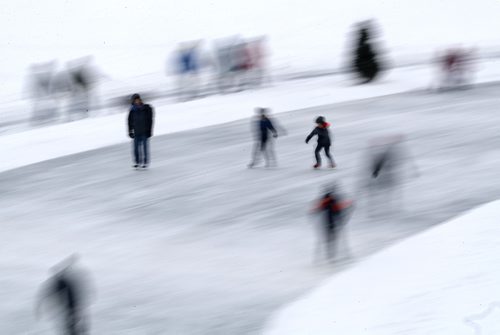 TREVOR HAGAN / WINNIPEG FREE PRESS
People skate on the River Trail on the Assiniboine River near The Forks, Sunday, January 7, 2018.