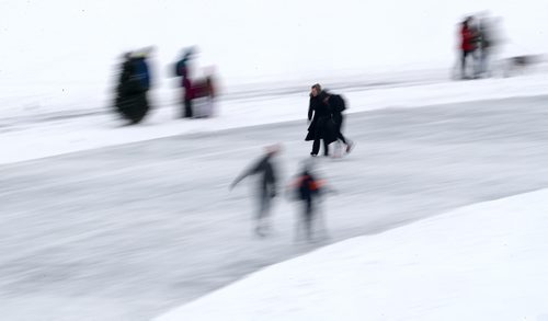 TREVOR HAGAN / WINNIPEG FREE PRESS
People skate on the River Trail on the Assiniboine River near The Forks, Sunday, January 7, 2018.